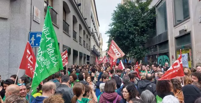 La Policía carga contra los docentes en huelga que protestan por las políticas privatizadoras de Ayuso