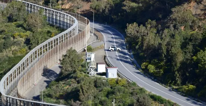 Un total de 38 migrantes entran a nado en Ceuta a través de los espigones fronterizos