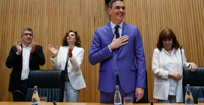 Sánchez llama a sus parlamentarios a dar la batalla frente a la ola reaccionaria: "En España podemos pararla"