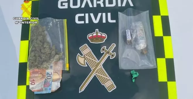 Detenido un conductor con cocaína, hachís y marihuana al ser interceptado por usar el móvil