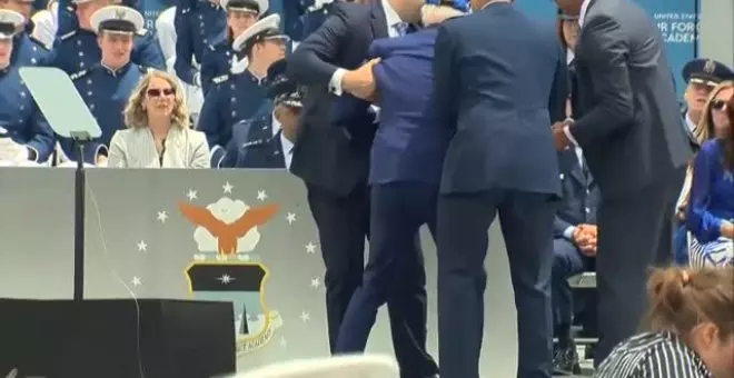 Biden sufre una aparatosa caída durante un acto militar en Colorado