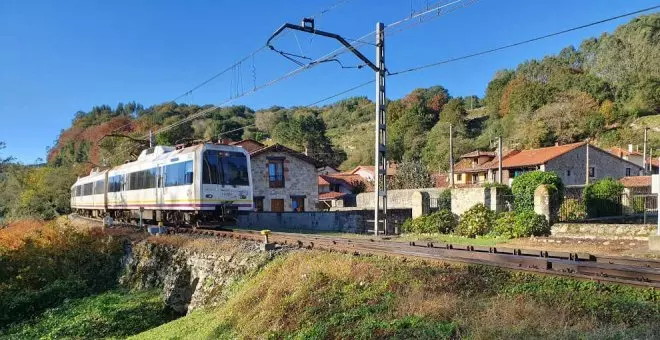 Las barreras del paso a nivel de Rudagüera caen sobre el coche de una vecina mientras pasaba el tren