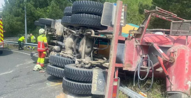 Vuelca una hormigonera en la A-67 a la altura de Arenas de Iguña