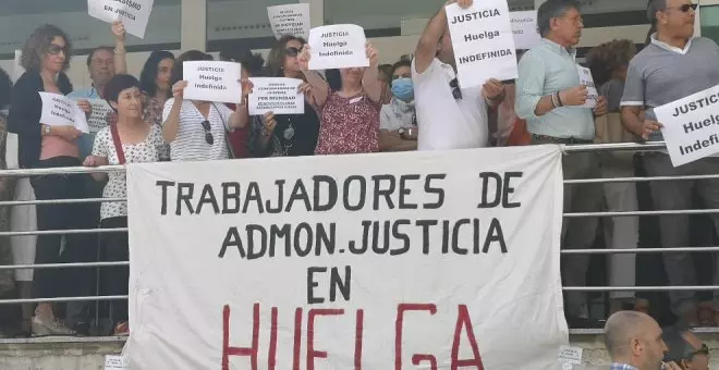 El personal de Justicia en huelga vuelve a concentrarse y llevará su protesta a los actos políticos