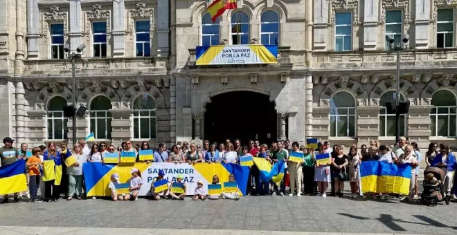 El Ayuntamiento celebra un minuto de silencio para pedir la paz en Ucrania cuando se cumplen 16 meses de guerra