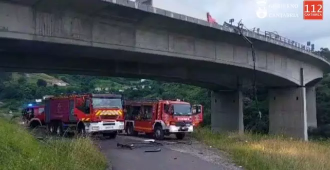 Fallece calcinado el conductor de un camión que cayó por el viaducto de Ontón