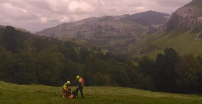 Herido grave un hombre al volcar con un camión dumper en San Roque de Riomiera