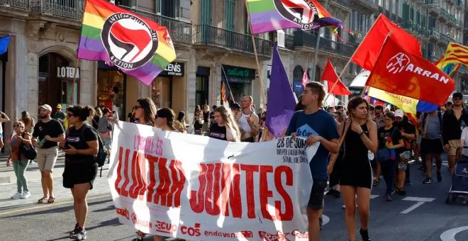 Milers de persones es manifesten pels carrers de Barcelona per reivindicar els drets del col·lectiu LGBTI+