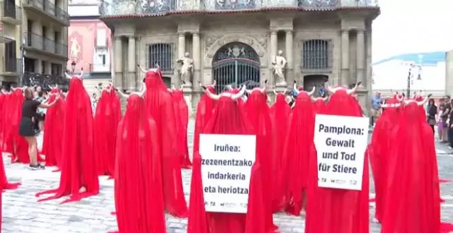 Activistas de AnimaNaturalis y PETA protestan en Pamplona contra el maltrato animal en San Fermín