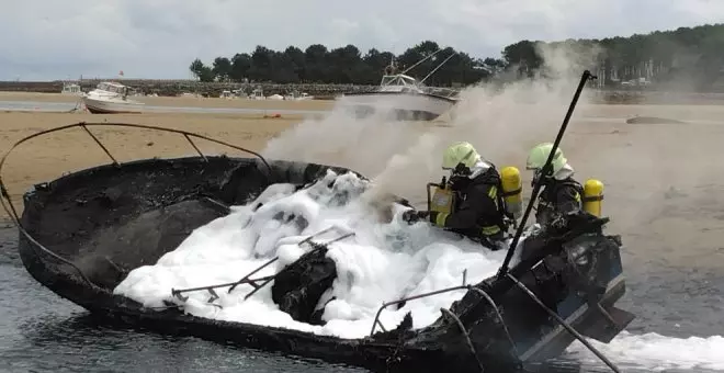 Extinguido un incendio declarado en una embarcación de recreo en San Vicente de la Barquera