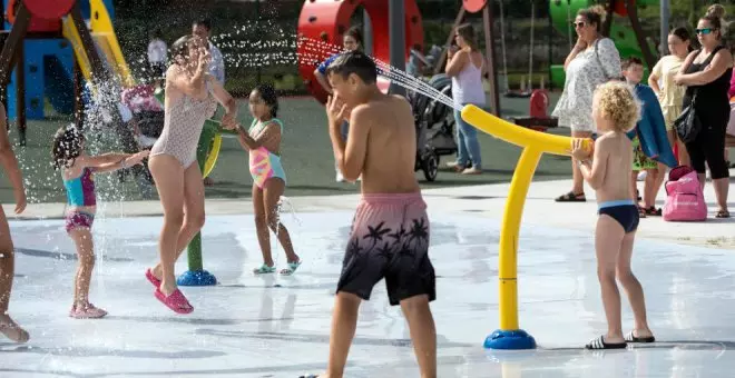 Más de mil niños disfrutan del chapuzón inaugural en el nuevo parque de agua de Cros