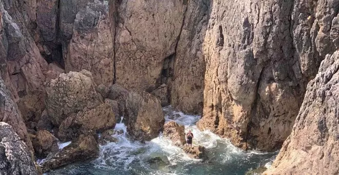 El helicóptero rescata a un piragüista caído al mar junto al faro de Santoña