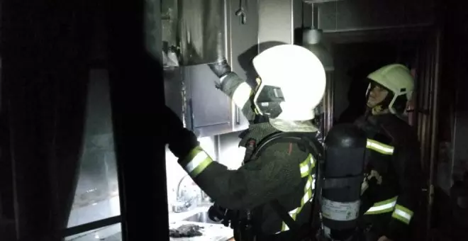 Los bomberos rescatan a una mujer del incendio de su vivienda de Colindres