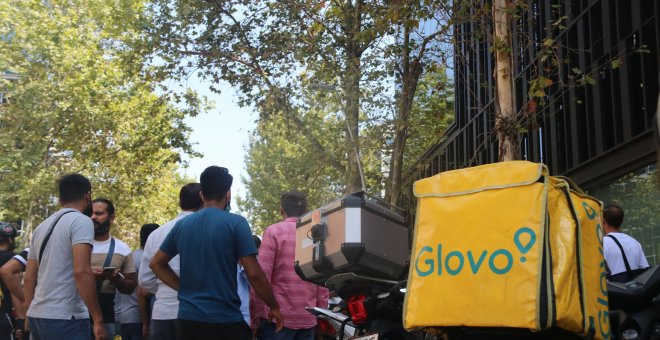 Riders i taxistes es querellen contra Glovo per continuar contractant falsos autònoms