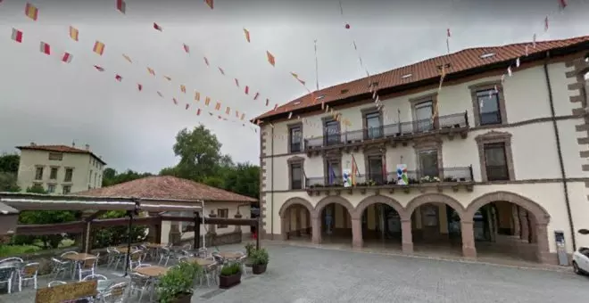 Podan un árbol centenario para colocar un camión orquesta en las fiestas del Cristo