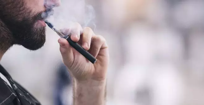 Francia se une a Reino Unido y recomienda el vapeo para dejar de fumar