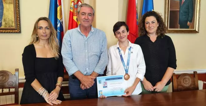 El Ayuntamiento reconoce el mérito deportivo al joven gimnasta local Saúl Palomera