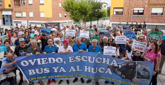 Colloto se moviliza por una mejoría del transporte público: "¡Canteli, escucha, bus al HUCA!"