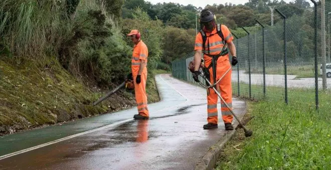 Comienzan las labores de limpieza del carril bici de Punta Parayas