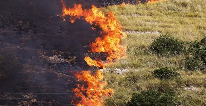 La crisis climática aviva los incendios en el Mediterráneo: la situación en España, Italia, Grecia, Croacia y Argelia