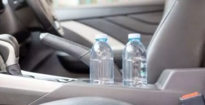 Por qué no deberías dejar botellas de agua en el salpicadero del coche