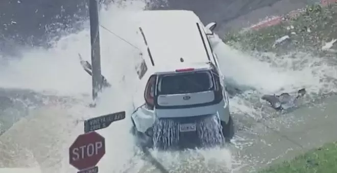 Un coche robado se estrella con una boca de riego tras una persecución policial en Los Ángeles