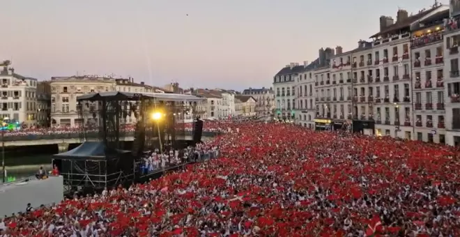 Miles de personas entonan el 'Txoria Txori', una oda a la libertad en las fiestas de Bayona