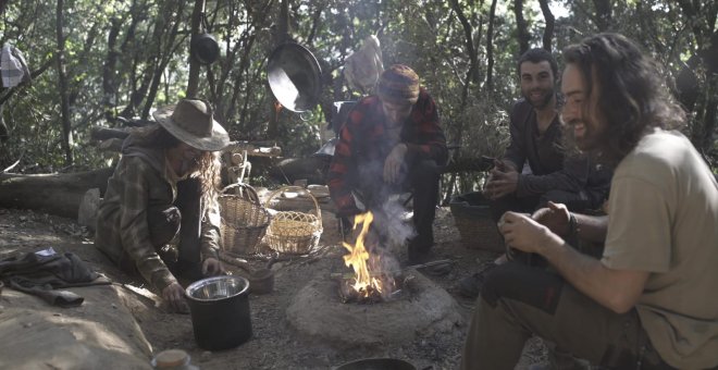 'Walden' en el siglo XXI: los 25 días de vida autosuficiente de cuatro jóvenes en un bosque del Montseny