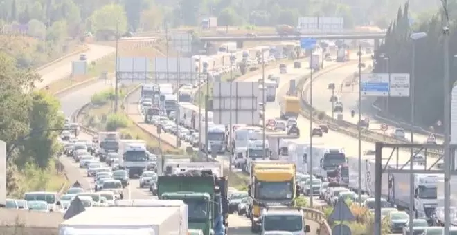 El accidente de un camión lleno de cerdos provoca retenciones kilométricas en Barcelona