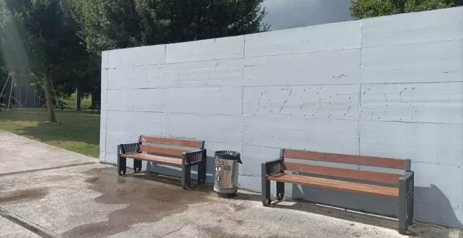 La Policía denuncia a un joven por hacer una pintada de 14 metros en la pista deportiva de Azoños