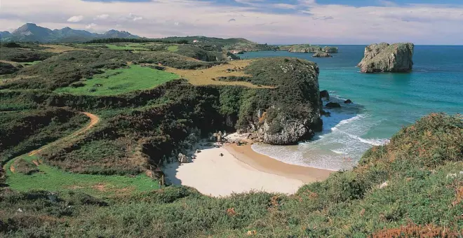 Asturies en transporte público: Playa de San Martín, senda costera y romanticismo ferroviario