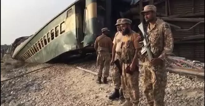 El descarrilamiento de un tren al sur de Pakistán causa al menos 30 muertos