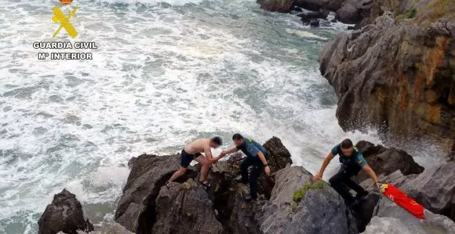 Rescatan a un joven burgalés que quedó atrapado en las rocas en la playa de Sonabia