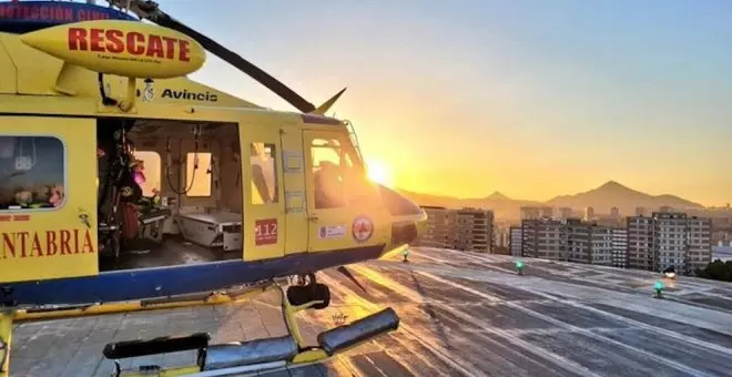 El helicóptero de Cantabria traslada de forma urgente a un hombre a la unidad de quemados de Cruces