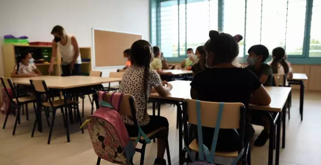 Educación abre la puerta a aproximar las condiciones laborales de los profesores de la concertada a la red pública