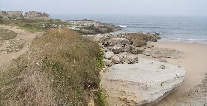 Denuncian un nuevo vertido de la depuradora de San Román en la playa de La Maruca