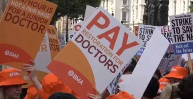 Médicos residentes protestan frente a Downing Street para reclamar mejoras salariales