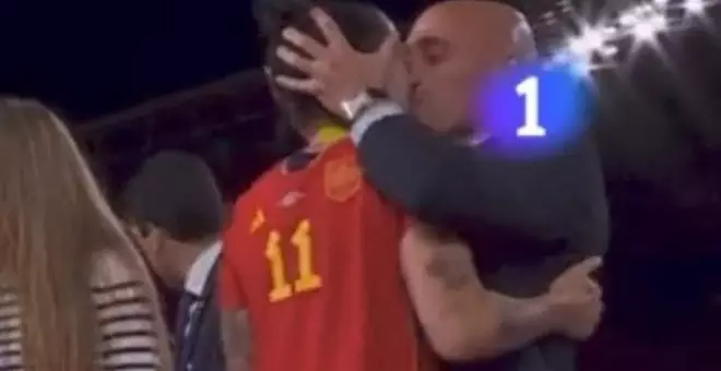 Es un beso sin consentimiento y no un "pico sin maldad", como dijo Luis Rubiales