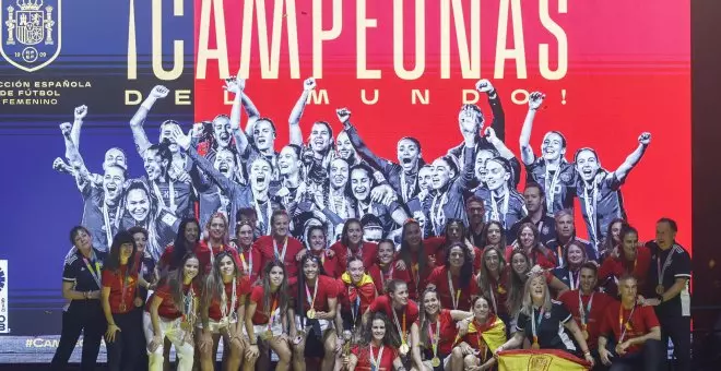 Miles de personas abrazan a las campeonas del Mundial en la celebración