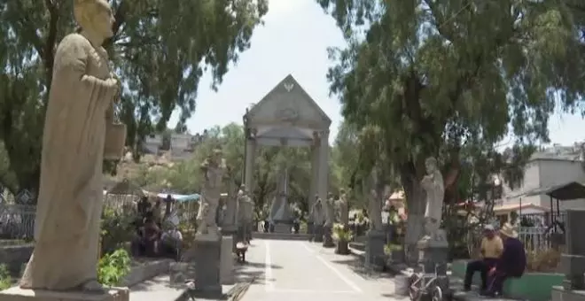 300 familias trabajan en un cementerio de México para conservar su arte sacro