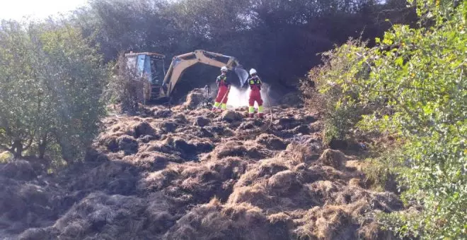 Sofocan de noche un fuego en rollos de hierba en Matamorosa que se reavivaba por el calor