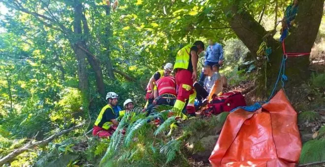 Evacuado un vecino de Corrales de Buelna con una pierna rota tras caerle un tronco cuando cortaba leña