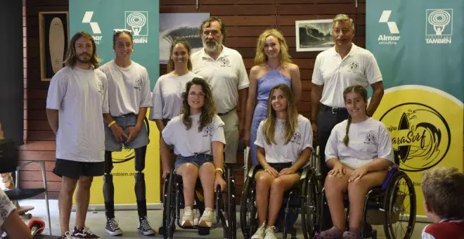 Presentado en Somo el primer equipo de parasurf femenino