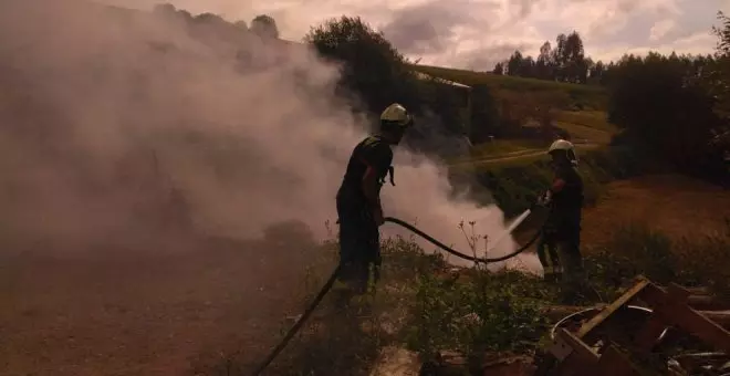 Bomberos sofocan un incendio de restos vegetales en una nave ganadera en Ruiseñada