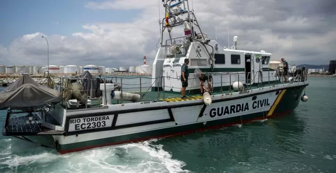 Disparos al aire de la Guardia Civil por la tensión en un buque con 168 migrantes en la costa de Mauritania