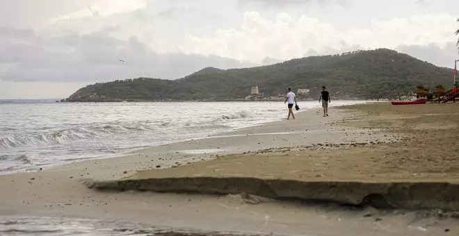 Un ferry con 750 pasajeros que salió de València colisiona con el muelle en Ibiza a causa de la borrasca Betty