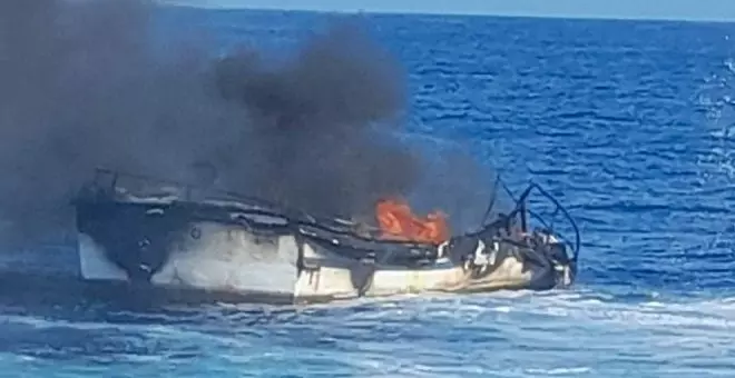 Rescatados los dos pescadores de un barco de Santander hundido frente a Miengo tras incendiarse