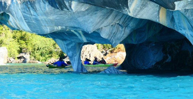 Kayak en la Catedral de Mármol, la maravilla geológica en plena Patagonia chilena