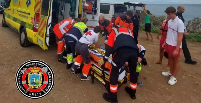 Cae una persona en las rocas de la playa de Somocuevas