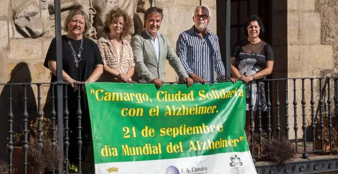 La fachada del Ayuntamiento luce una pancarta solidaria con el alzheimer